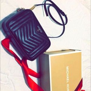 Jet set Medium Quilted Leather Camera Bag (black)